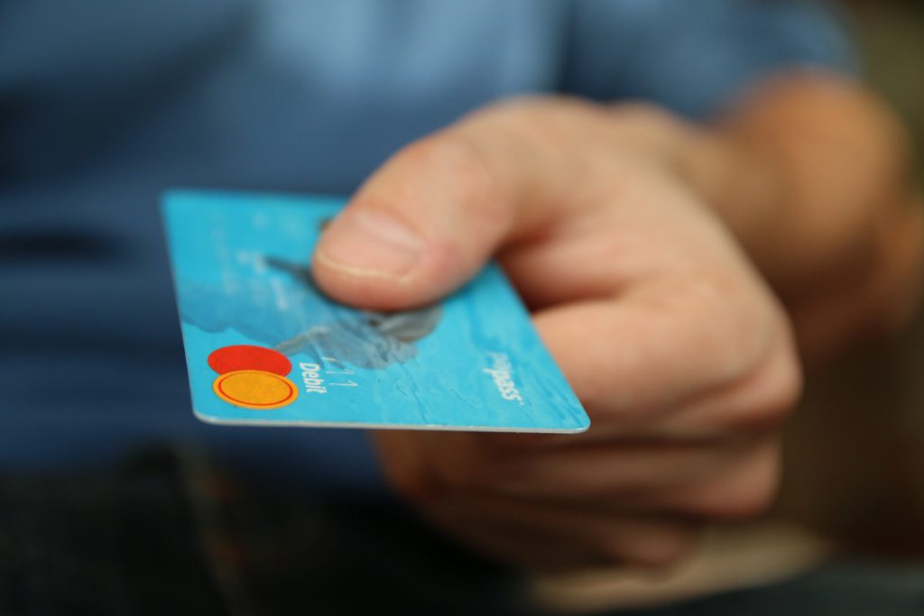 לקוח משלם עם כרטיס אשראי